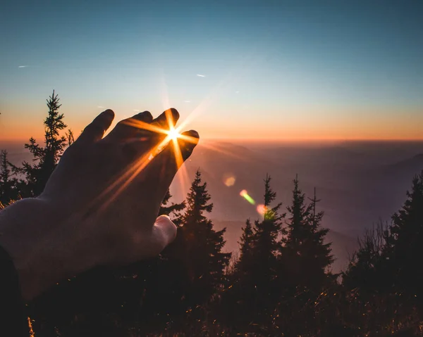 Silueta Hombre Mano Las Montañas —  Fotos de Stock