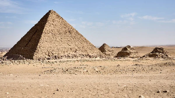 Великие Пирамиды Гизы Посреди Пустыни — стоковое фото