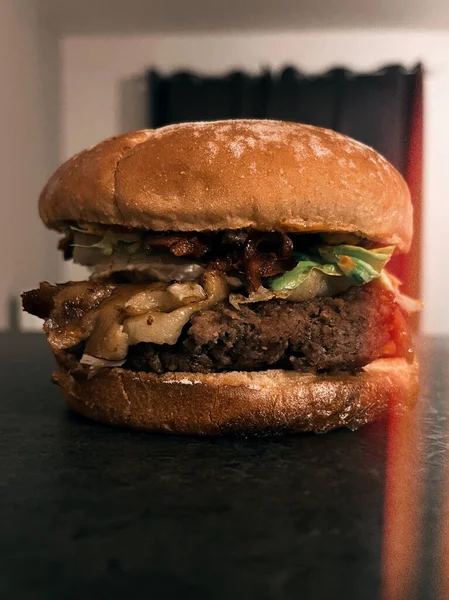 Pyszny Burger Mięsem Warzywami Drewnianym Stole — Zdjęcie stockowe