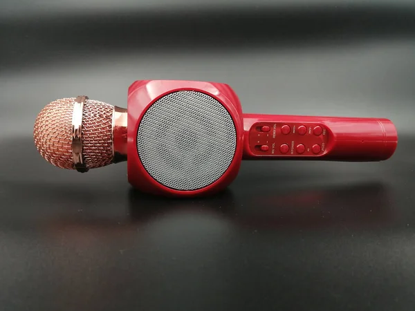Červený Mikrofon Černém Pozadí — Stock fotografie
