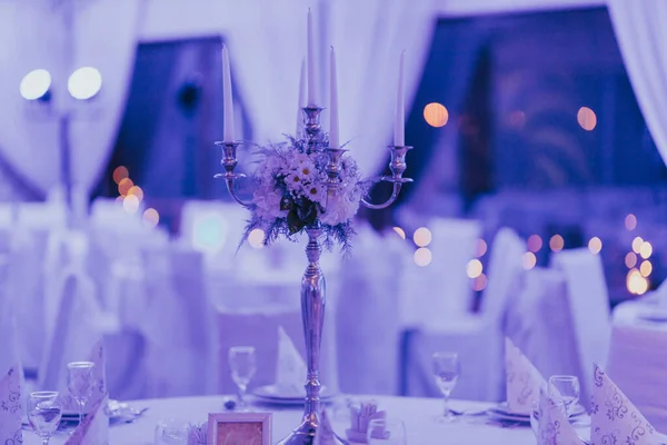 Gyönyörű Esküvői Asztal Beállítás Virágokkal Gyertyákkal — Stock Fotó
