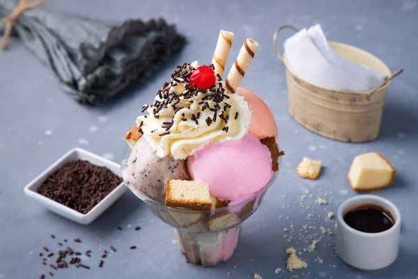 Çikolatalı Dondurma Beyaz Arka Planda Vanilyalı Çubuklar — Stok fotoğraf