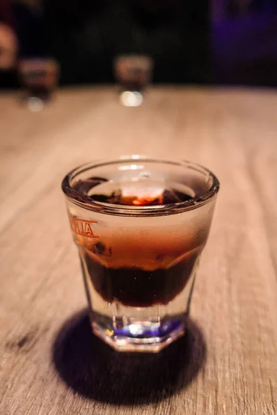 木製のテーブルの上のウイスキーのガラス — ストック写真