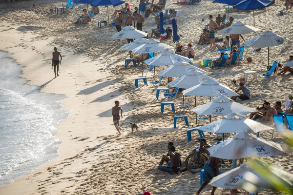 Strand Met Parasols Mensen Aan Zee — Stockfoto