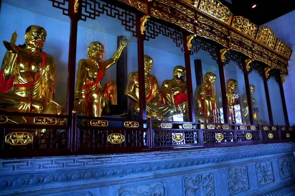 Tayland Şehrinin Tapınağında Altın Buda Heykelleri — Stok fotoğraf