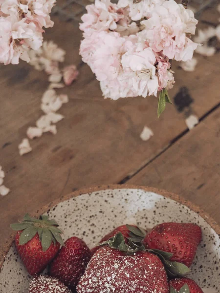 Fresas Frescas Sobre Fondo Madera — Foto de Stock