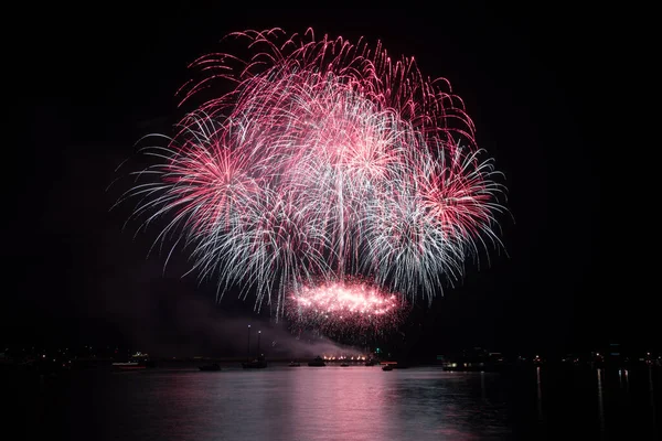 Feuerwerk Über Dem Fluss Nachthimmel — Stockfoto