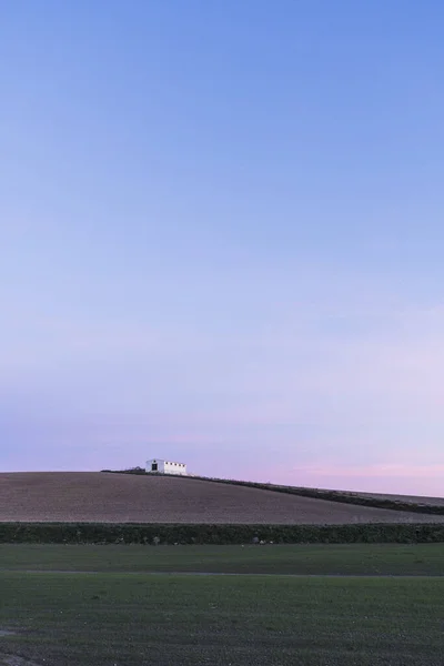 Пейзаж Сельской Дороги Небольшим Красным Полем — стоковое фото