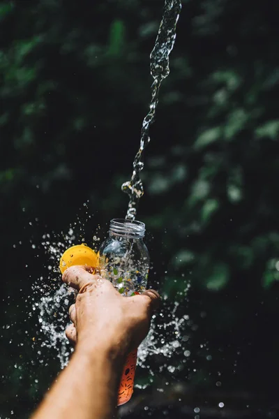 Hände Die Wassertropfen Auf Ein Glas Mit Einem Sonnenspritzer Halten — Stockfoto