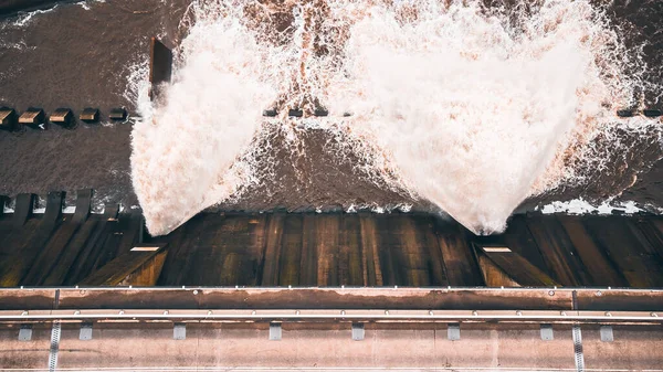 Water Stroomt Vanaf Dam — Stockfoto