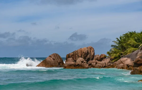 Prachtig Tropisch Strand Met Palmbomen Blauwe Lucht — Stockfoto