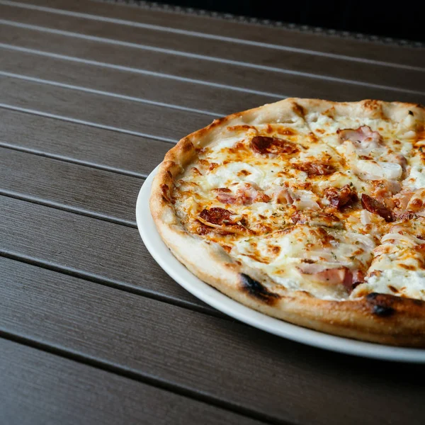 Pizza Mit Käse Und Tomatensauce — Stockfoto