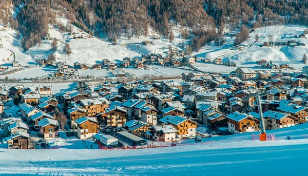 Vackert Vinterlandskap Med Snötäckta Berg — Stockfoto