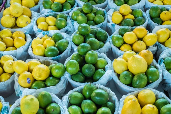 Fresh Green Yellow Lemons Market — Stock Photo, Image