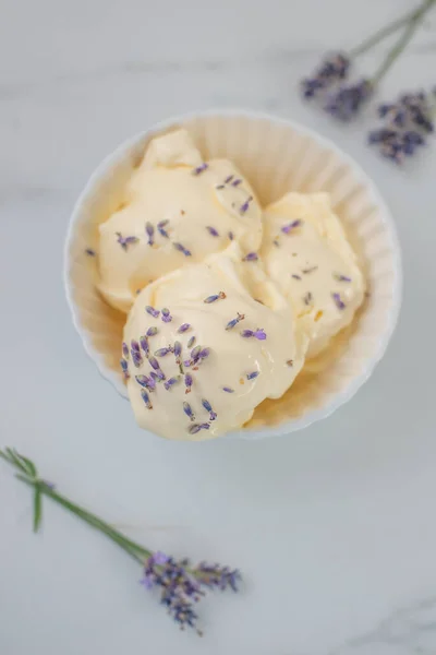 Helado Vainilla Casero Con Flores — Foto de Stock