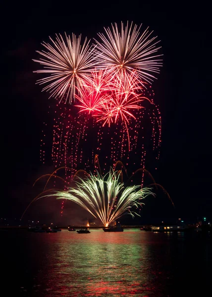 Feuerwerk Über Dem Fluss Der Nacht — Stockfoto