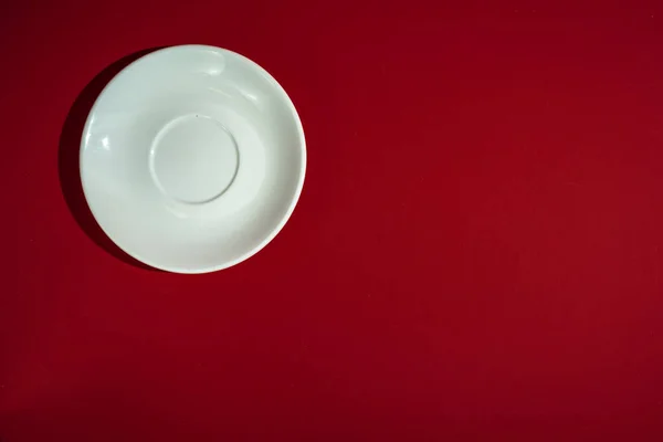 Порожня Біла Тарілка Червоному Тлі — стокове фото