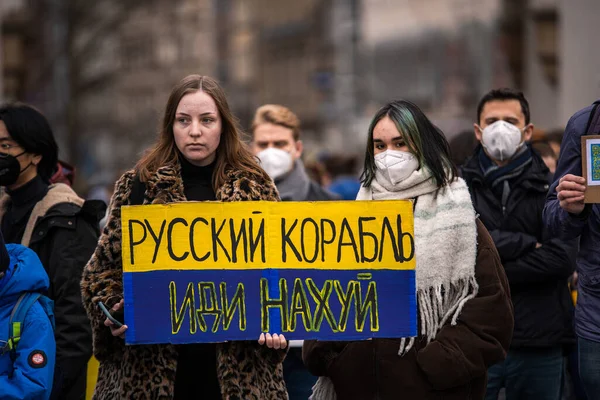 2022年2月 ウクライナと共に立つ ウクライナとロシアの戦争に対する抗議は積極的なウラジーミル プーチンを武装させた 地球規模の軍事衝突侵攻 — ストック写真