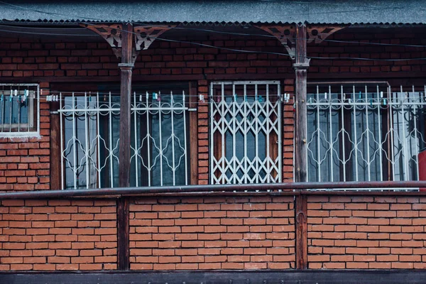 Vieja Ventana Madera Con Hojas Rojas Verdes —  Fotos de Stock