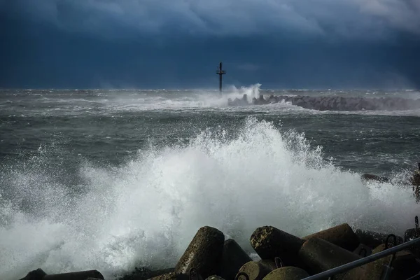 Onde Tempestose Che Abbattono Sulla Costa Del Mare — Foto Stock