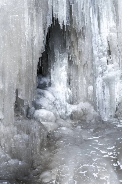 冬季河上的冰柱 — 图库照片