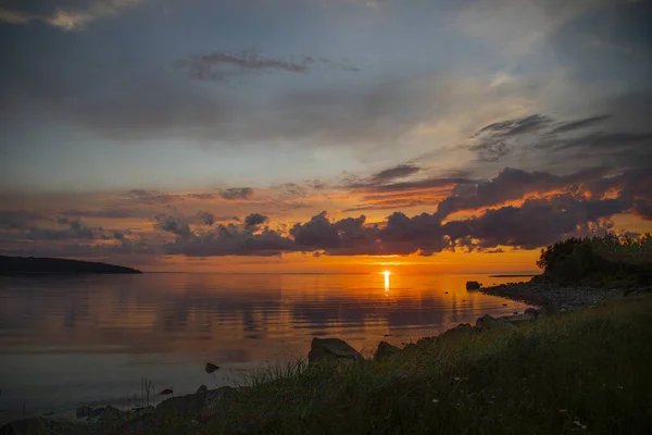 Kaunis Auringonlasku Yli Meren — kuvapankkivalokuva