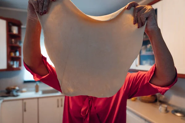 Mulher Avental Segurando Uma Pimenta Vermelha Cozinha — Fotografia de Stock