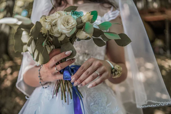Braut Hält Hochzeitsstrauß — Stockfoto