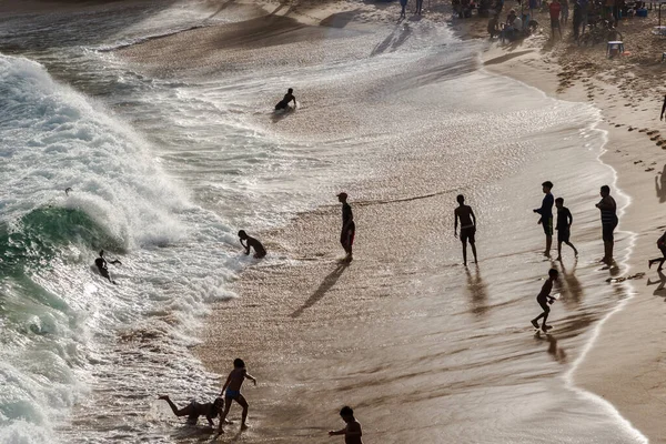 Mensen Die Het Strand Lopen — Stockfoto