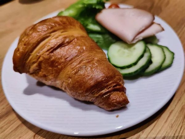 Verse Croissant Met Ham Kaas Een Houten Tafel — Stockfoto