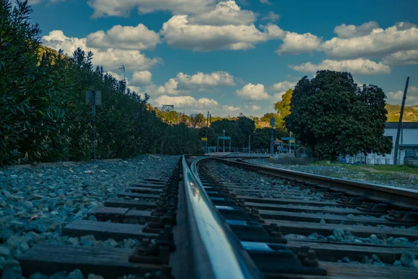 青い空を背景にした鉄道の線路は — ストック写真