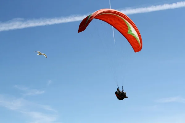 Paraglidista Obloze — Stock fotografie
