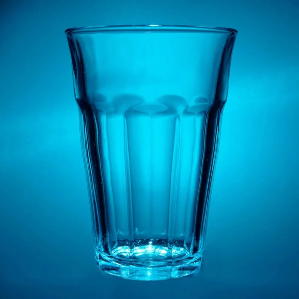 Leeres Glas Mit Blauem Hintergrund — Stockfoto