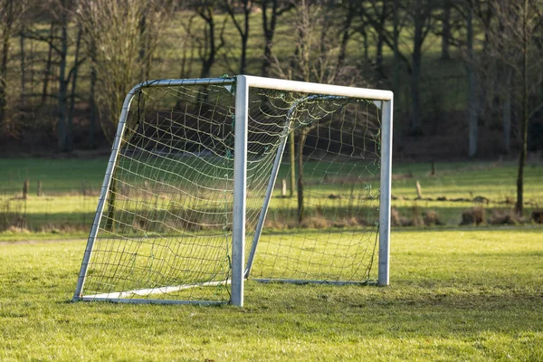 Futbol Ağı Çimlerin Üzerinde Doğa Arka Planında — Stok fotoğraf