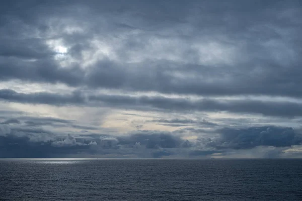 Сутінкові Хмари Над Морем — стокове фото