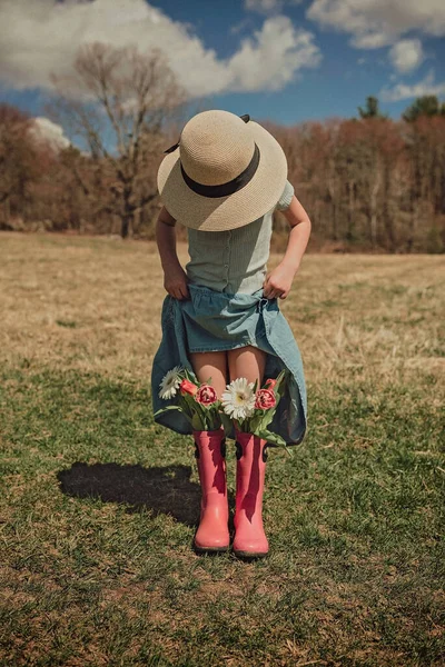 Beautiful Girl Dress Bouquet Flowers Boots — Stock Photo, Image