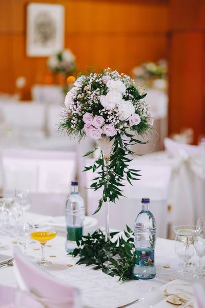 Bruiloft Tafel Zetting Met Bloemen Kaarsen — Stockfoto