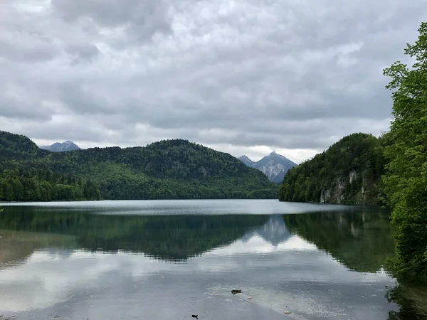 Όμορφο Τοπίο Λίμνη Και Βουνά — Φωτογραφία Αρχείου