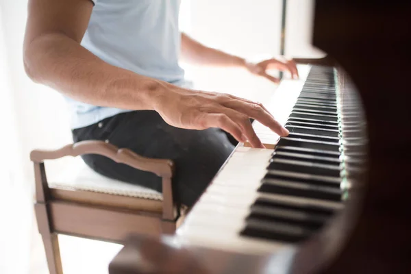 Gros Plan Des Mains Homme Jouant Piano — Photo