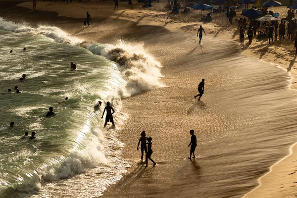 Mensen Die Het Strand Lopen — Stockfoto