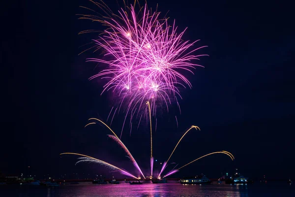 Buntes Feuerwerk Nachthimmel — Stockfoto