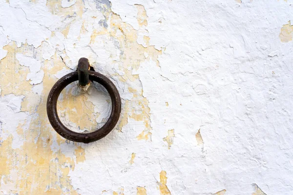 墙上的旧生锈的挂锁 — 图库照片