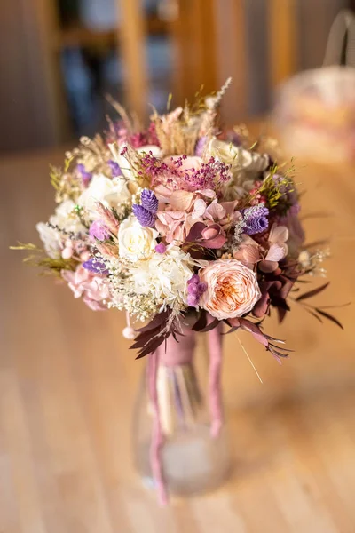 Gyönyörű Esküvői Csokor Virágokkal — Stock Fotó