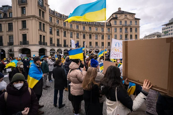 Ukrayna Daki Savaşı Protesto Eden Insanlar Ukrayna Konseptiyle Ayakta Kal — Stok fotoğraf