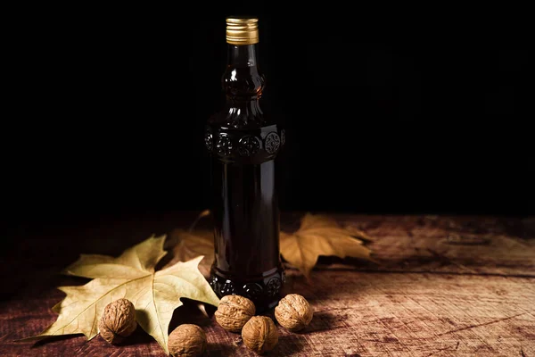 Herbst Stillleben Mit Einer Flasche Wein Und Nüssen — Stockfoto