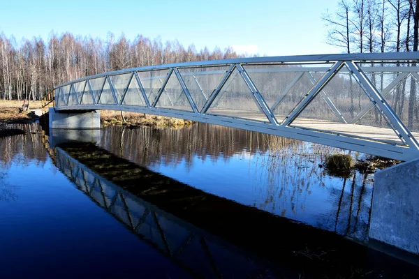 Γέφυρα Πάνω Από Ποτάμι Στο Πάρκο — Φωτογραφία Αρχείου