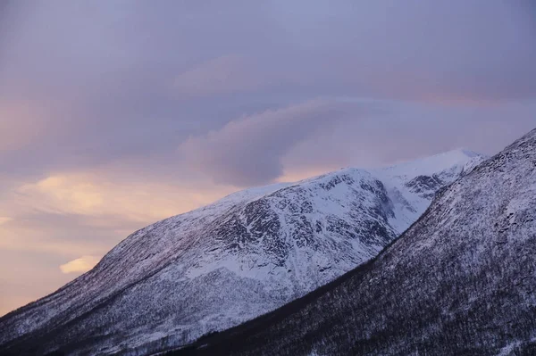 Красивий Краєвид Гірським Хребтом Задньому Плані — стокове фото