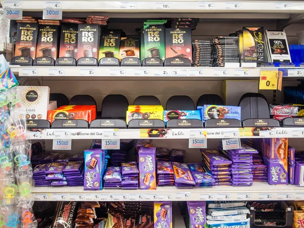Interieur Van Een Supermarkt Met Een Verscheidenheid Aan Levensmiddelen — Stockfoto