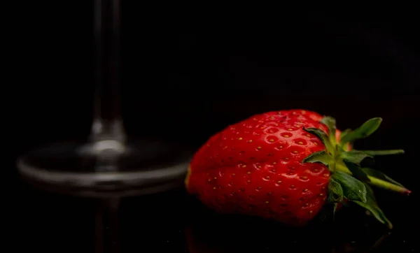 黑底玻璃杯中的草莓 — 图库照片