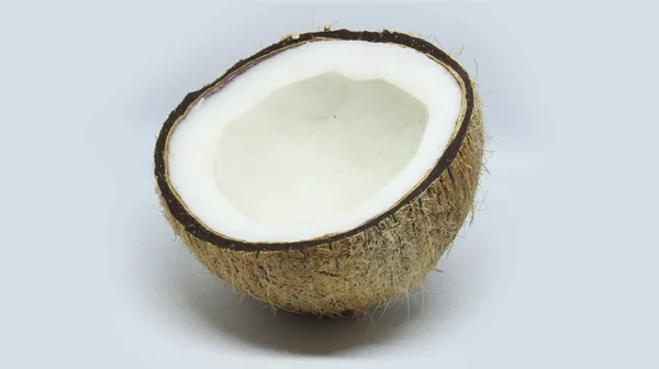 Кокосовый Орех Поломанным Кусочком Белого Фона — стоковое фото